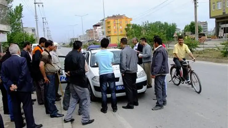 Köpekten kaçtı, önce otomobile, sonra yayaya çarptı