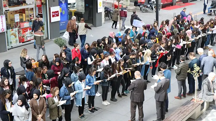 Samsun'da bin 200 öğrenci tek vücut olup kitap okudu 