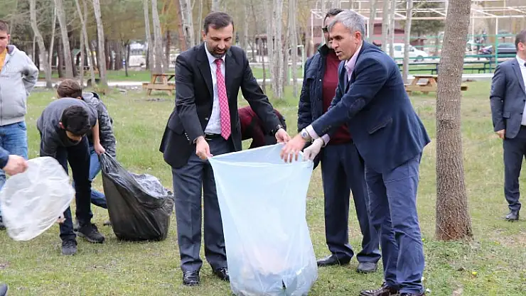 Öğrencilerden orman temizliği 