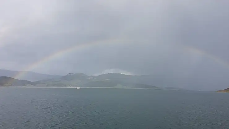 Kanyonda gökkuşağı köprüsü 