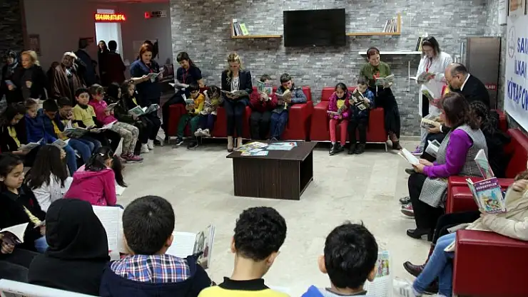 İlkokul öğrencileri hastanede kitap okudu 