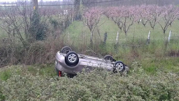 OTOMOBİL SU KANALINA UÇTU: 1 YARALI