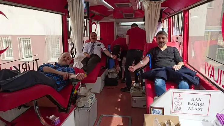 Öğretmen ve velilerden kan bağışı