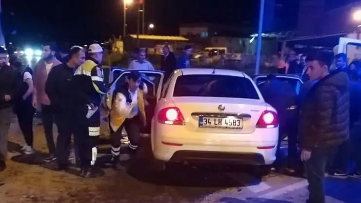 Kamyonla otomobil çarpıştı: 5 yaralı 