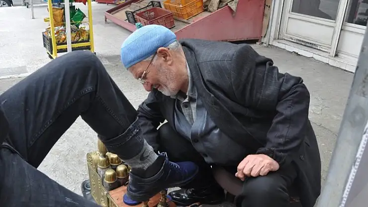 İlçede ayakkabısını boyamadığı kimse kalmadı 