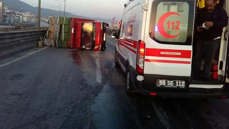 Boş arı kovanı yüklü kamyon devrildi: 2 yaralı