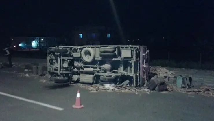 ARI YÜKLÜ KAMYONET TAKLA ATTI:1 YARALI