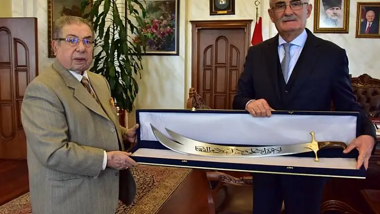 Başkan Yılmaz'a 'Zülfikar kılıcı' hediyesi 