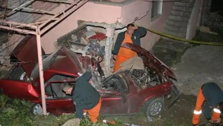 Otomobil eve girdi 2 ölü, 2 yaralı
