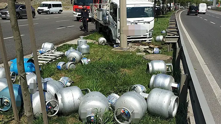 Samsun'da tüp yüklü kamyonet kamyonla çarpıştı: 2 yaralı 