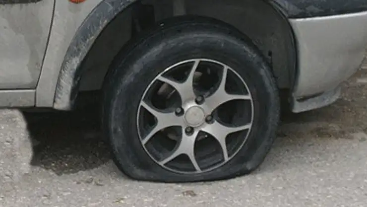 Park halindeki 18 aracın lastiğini kesen 2 kişi tutuklandı 