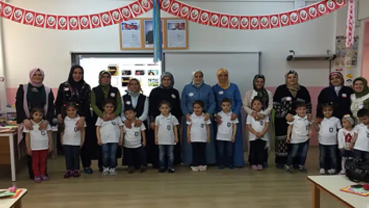 Minik öğrencilerden Anneler Günü etkinliği