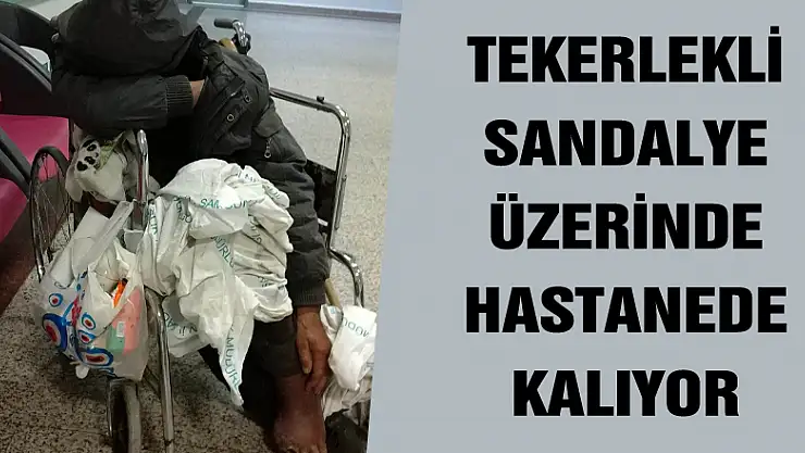 Tekerlekli sandalye üzerinde hastanede kalıyor