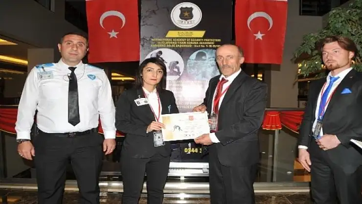 Yakın koruma eğitimi alan güvenlikçilerin sertifika heyecanı