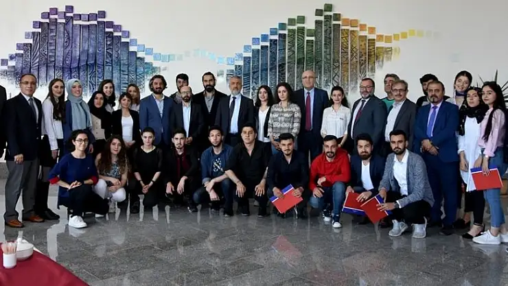 Öğrenciler yemekhane duvarlarını rölyeflerle süsledi 