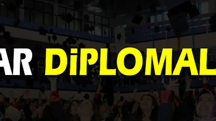 Sağlıkçılar diplomalarını aldı