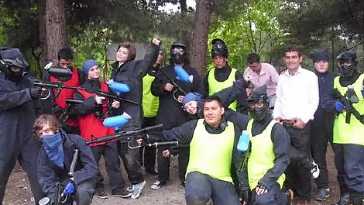 Yabancı öğrenciler paintball oynadı