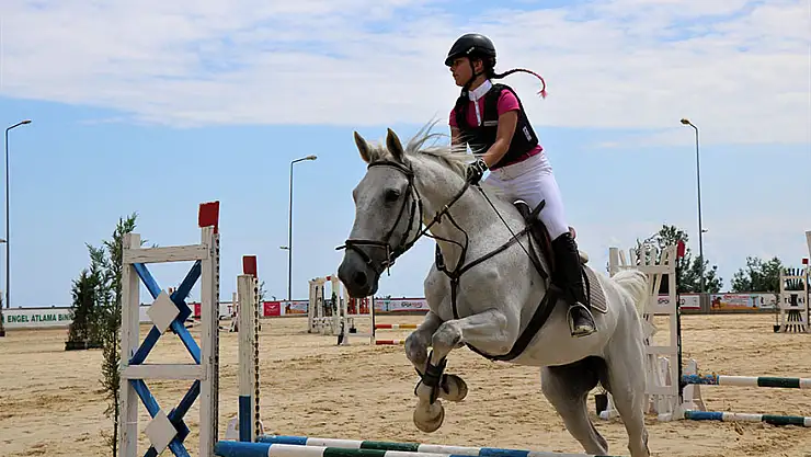Samsun'da 'Engel Atlama ve Binicilik Yarışları' yapıldı