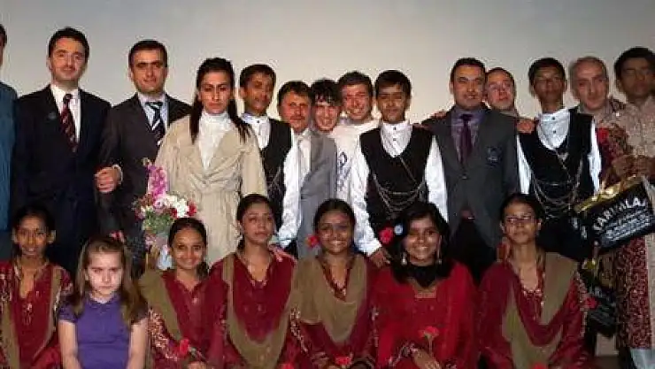 Hintli öğrenciler, Bafralıları coşturdu