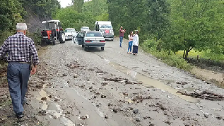 Samsun'da sağanak yol kapattı