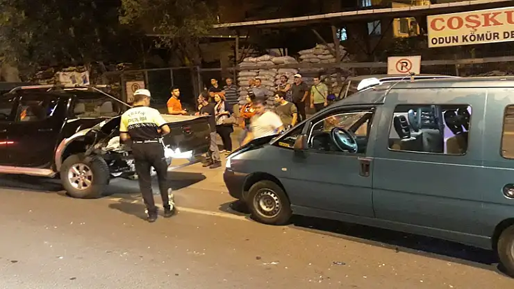 Samsun'da dolmuş kamyonete çarptı: 4 yaralı 