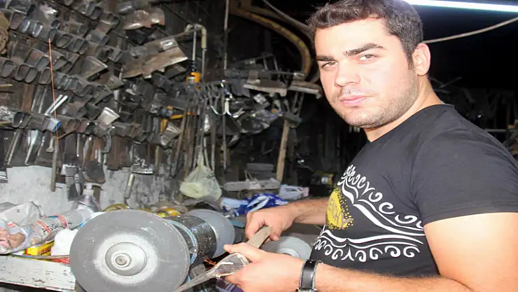 Harita mühendisi, dedesine yardım için bıçak biliyor 