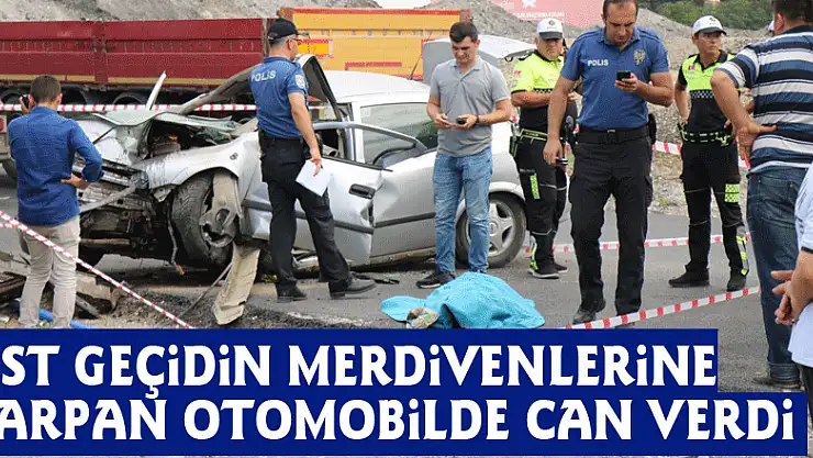 Üst geçidin merdivenlerine çarpan otomobilde can verdi