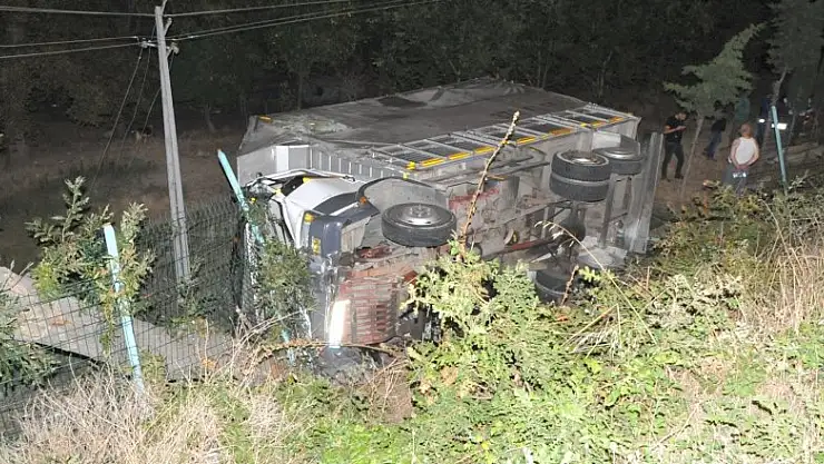 Yoldan çıkan kamyon bahçeye uçtu: 1 yaralı 