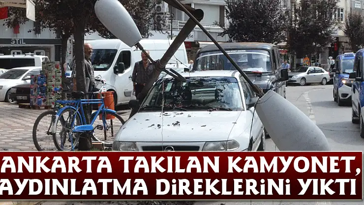 Pankarta takılan kamyonet, aydınlatma direklerini yıktı