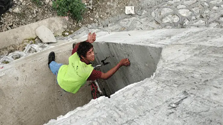 Menfezde uyuya kalan genç, polisi alarma geçirdi