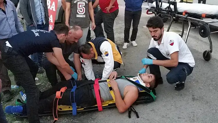 Motosiklet kamyonete çarptı: 1 yaralı 