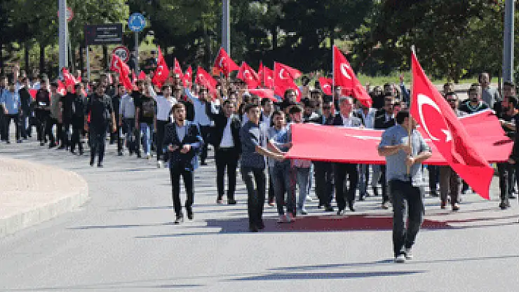 Üniversite öğrencilerinden 'Bayrak Yürüyüşü'