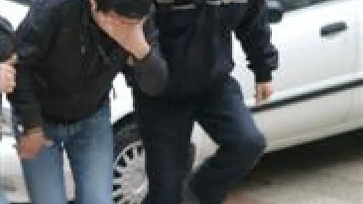 Silah yakalattı, adliyeye sevk edildi