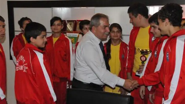 ENGELLİ BASKETÇİLERDEN DEMİRTAŞ'A ZİYARET