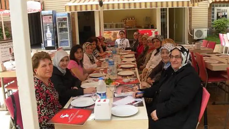 Aile eğitimini tamamlayan veliler yemekte buluştu