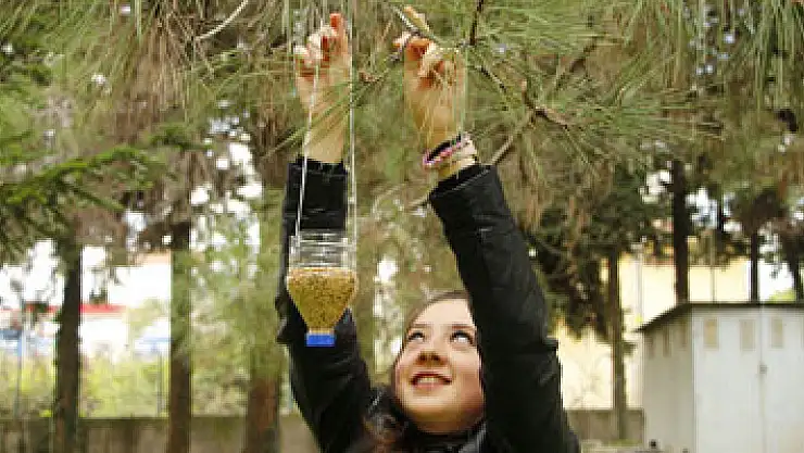 OMÜ'lü Öğrencilerden kuşlara Yem