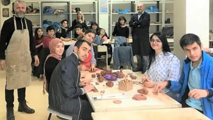 Görmeden heykel yaptılar