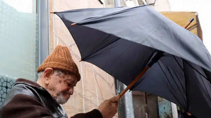 90'lık şemsiye tamircisi gözlük kullanmadan mesleğini yapıyor