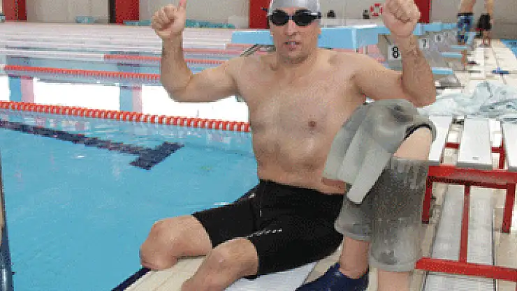 Gazi, yüzme sporuyla hayata tutundu