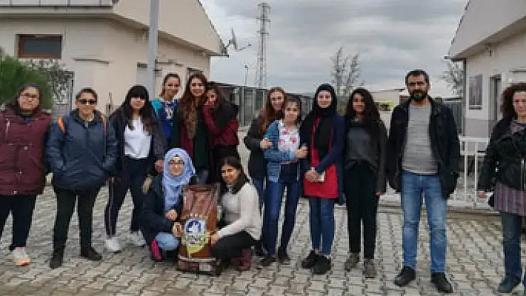 Liselilerden hayvan barınağına mama desteği