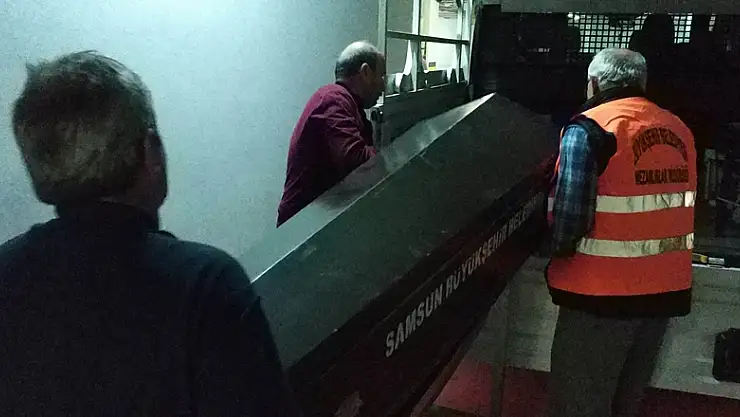 Kıyafetini söndürmek istedi, kaynar suyu üstüne döktü