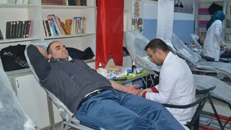 Veliler ve öğretmenlerden kan bağışı