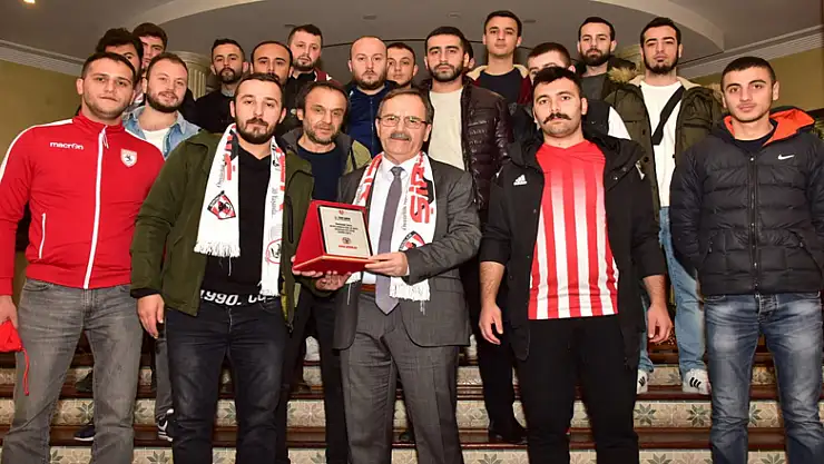 Samsunspor taraftarından Zihni Şahin'e plaket 