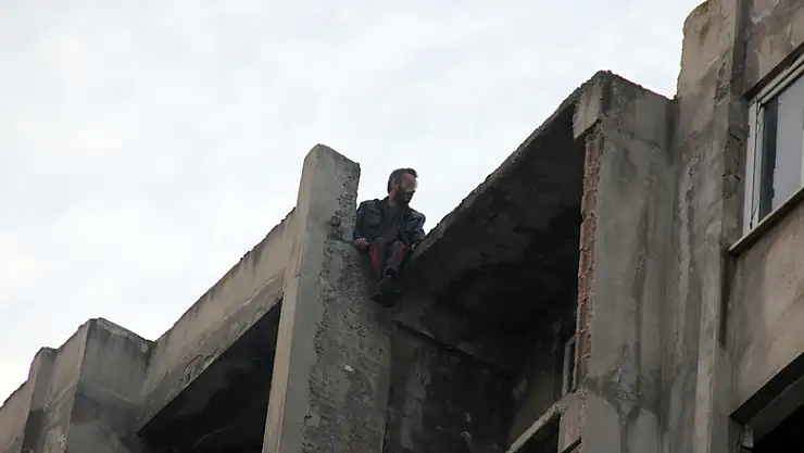 Adliye karşısında 8. katta intihar girişimi 