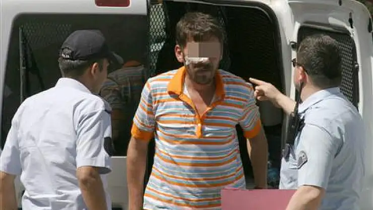 Bıçakla yaralayıp kaçarken kaza yaptı