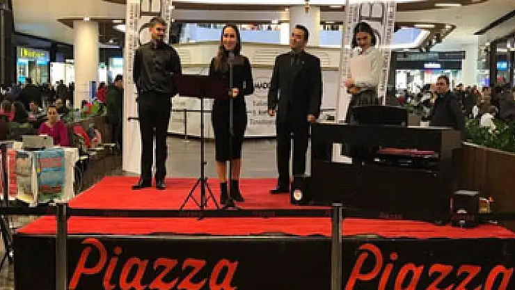 AVM'de piyano eşliğinde şan dinletisi