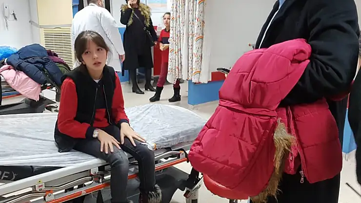 12 öğrenci gıda zehirlenmesinden hastaneye kaldırıldı 