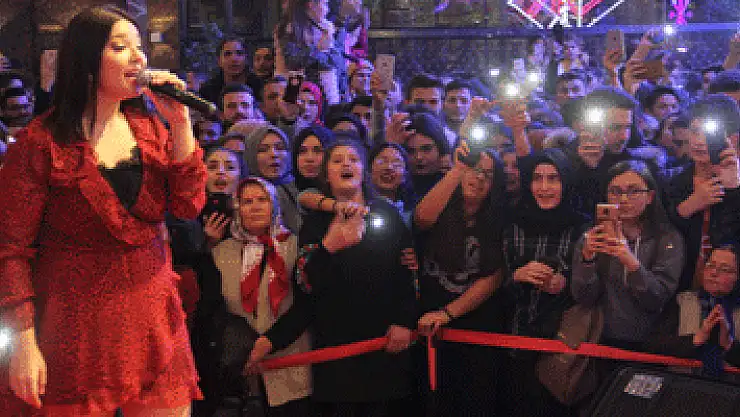 Tuğçe Kandemir Samsun'da hayranlarıyla buluştu