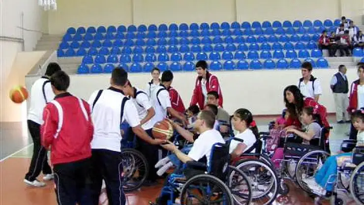 Engelli öğrenciler spor lisesi ve huzurevini ziyareti