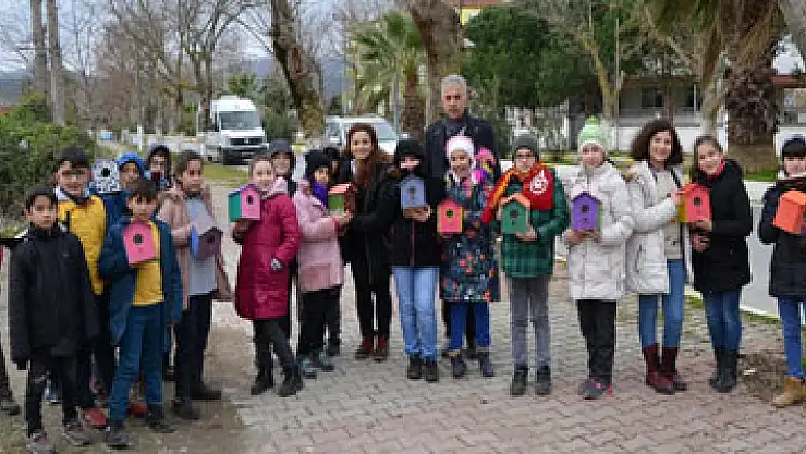 Öğrenciler kuşlar için ağaçlara yuva yaptı